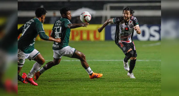 Fernando Neto disputando jogada contra jogadores do Guarani.