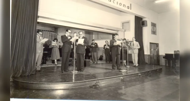 Ator Paulo Gracindo comanda show no aniversário da Rádio Nacional em 1956
