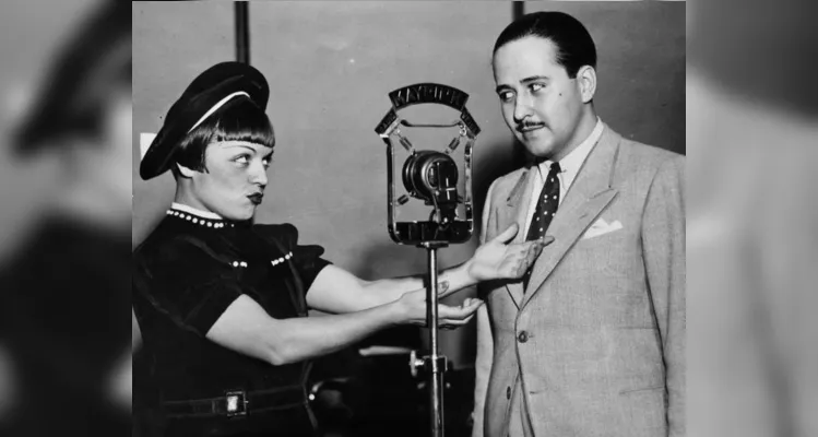 Atriz portuguesa Beatriz Costa e o radialista César Ladeira em estúdio da Rádio Mayrink Veiga na década de 30