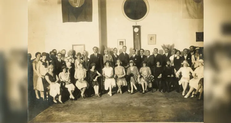 Os pioneiros da Rádio Sociedade em 1924: à direita do relógio, Roquette-Pinto, e, à esquerda, Henrique Morize (mais alto, de óculos) 
