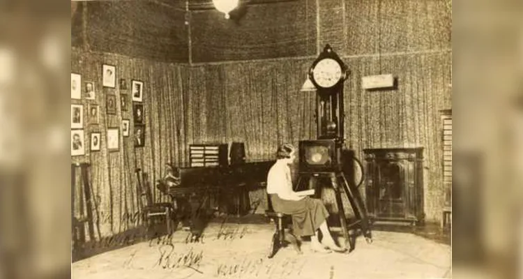 Beatriz Roquette-Pinto nos estúdios da Rádio Sociedade