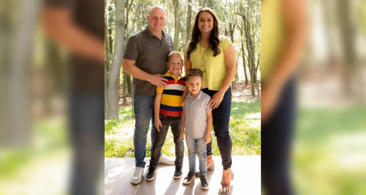 NIVER - Shellyn Hilgemberg Carmo será muito cumprimentada pela passagem do seu aniversário nesta quinta - feira (25). No registro especial, Shellyn e seu marido Carlos Augusto Carmo, junto com seus filhos Frederico e Theodoro. Da coluna RC os votos de felicidades e sucesso.