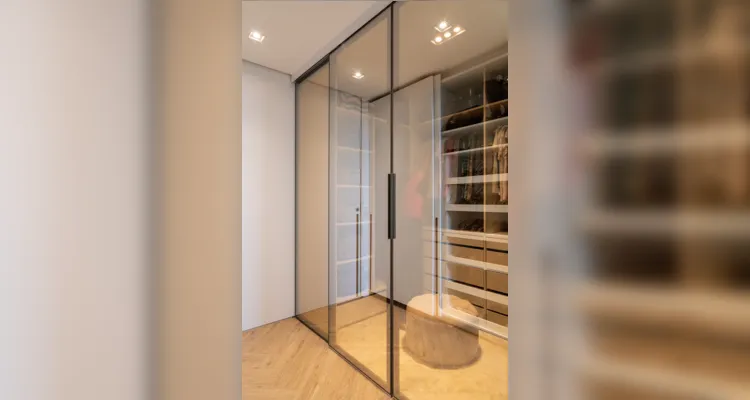 Closet pequeno não é sinônimo de simplicidade: o projeto pode sim receber um toque de elegância e sofisticação em seu design