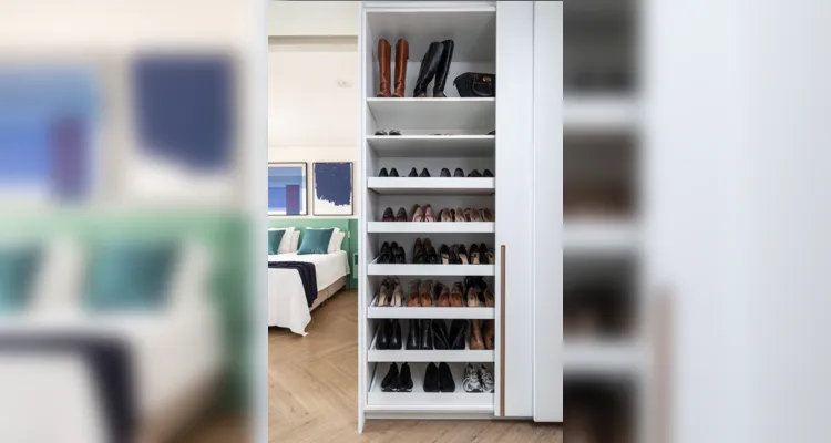 Assim como os closets, as sapateiras também podem ser criadas em espaços que, a priori, não seriam ocupados
