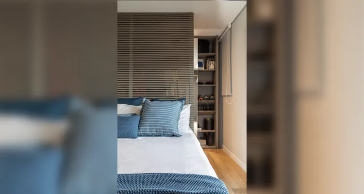 Utilizando bem cada centímetro desse quarto de solteiro, a arquiteta Marina Carvalho criou um pequeno closet atrás da cabeceira da cama