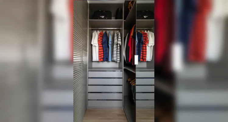 Utilizando bem cada centímetro desse quarto de solteiro, a arquiteta Marina Carvalho criou um pequeno closet atrás da cabeceira da cama