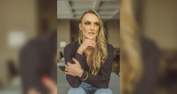DESTAQUE – Valeska Niemeyer Bobato é o destaque da nossa coluna desta quinta-feira.  Empresária bem sucedida, também pode ser conhecida como uma triatleta, modelo, mãe da Maria Clara e esposa do Franck ou somente como uma mulher linda por dentro e por fora. 

Dona de um shape invejável, Valeska traz a origem e a força germânica aliada à delicadeza de uma mulher que sabe o que quer e onde deseja chegar, sempre atenciosa e pronta para auxiliar os bons amigos.