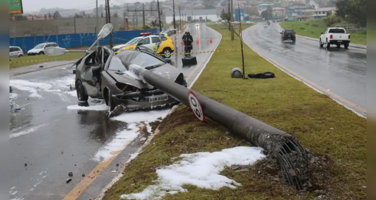 Veículo colidiu lateralmente com o poste e o anteparo veio a cair sobre o veículo