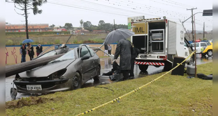 Veículo colidiu lateralmente com o poste e o anteparo veio a cair sobre o veículo