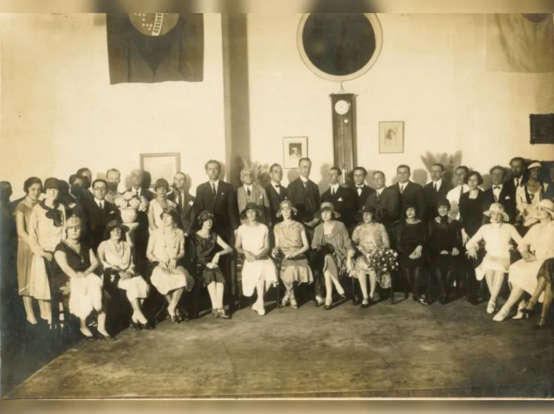Os pioneiros da Rádio Sociedade em 1924: à direita do relógio, Roquette-Pinto, e, à esquerda, Henrique Morize (mais alto, de óculos) 