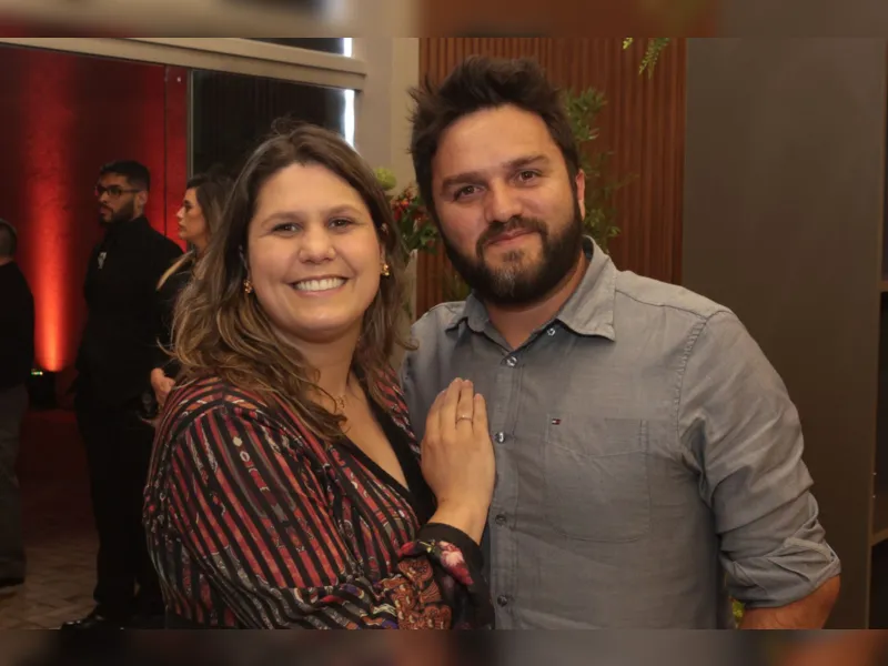 CLICK - O casal Rosana e Junior Migliorini estiveram prestigiando a inauguração da mais nova loja de móveis e decorações dos Campos Gerais, a Da Casa Prime Decor.