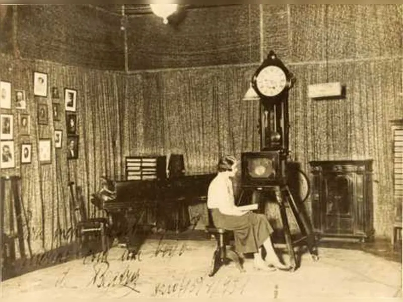 Beatriz Roquette-Pinto nos estúdios da Rádio Sociedade