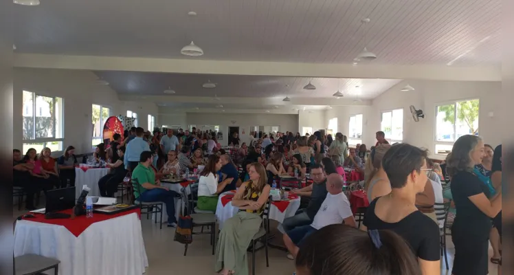 Diversas pessoas estiveram presentes no evento de premiação.