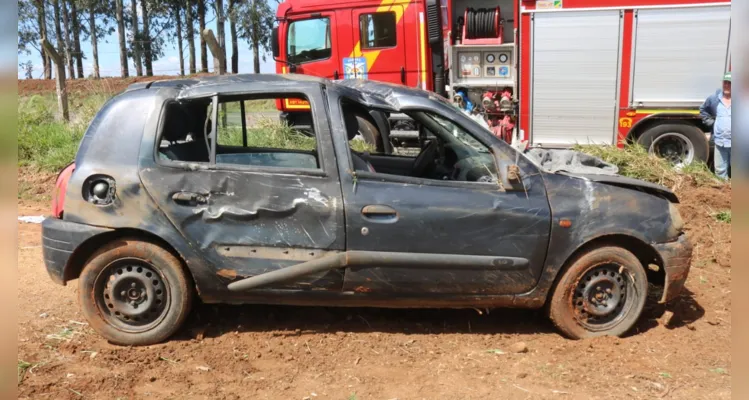 Renault Clio ficou bastante danificado em razão do acidente deste sábado (22).