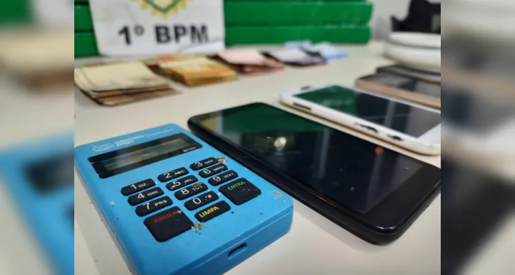 Balança de precisão e aparelhos de telefone também foram localizados.