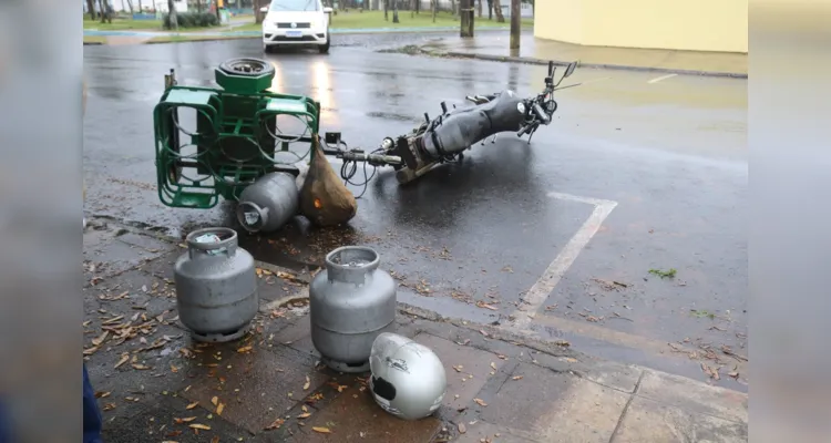 Motociclista transportava, na hora do acidente, botijão de gás de cozinha.