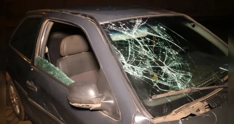 Vidro da frente do carro ficou danificado após o acidente.