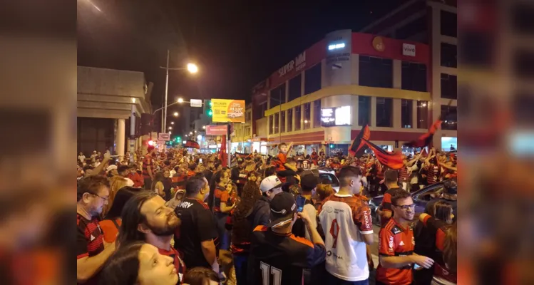 Avenida Vicente Machado, no Centro de Ponta Grossa, tomada por torcedores do Flamengo.