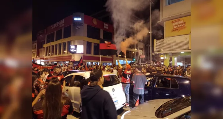 Torcedores utilizam foguetes para fazer a festa do título.