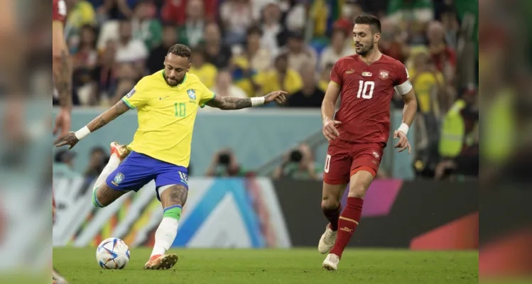 Neymar saiu de campo com dores no tornozelo e preocupa para os próximos jogos.