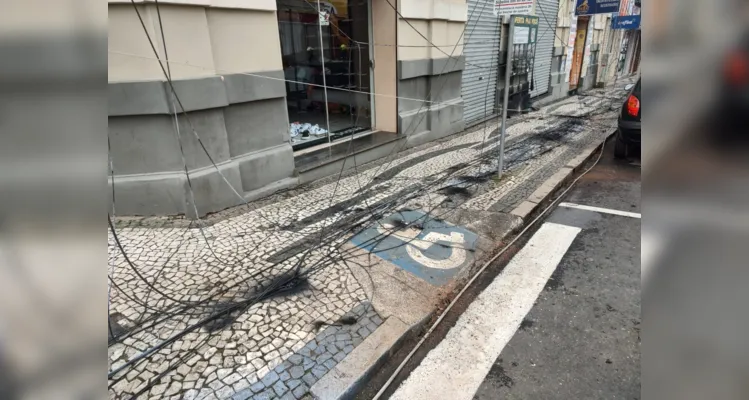 Fios de alta tensão caíram pelas calçadas, causando pânico nos populares.