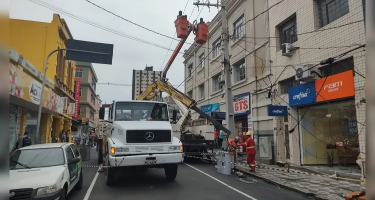 Trabalhos para reestabelecer a energia, no Centro de Ponta Grossa, continuam.