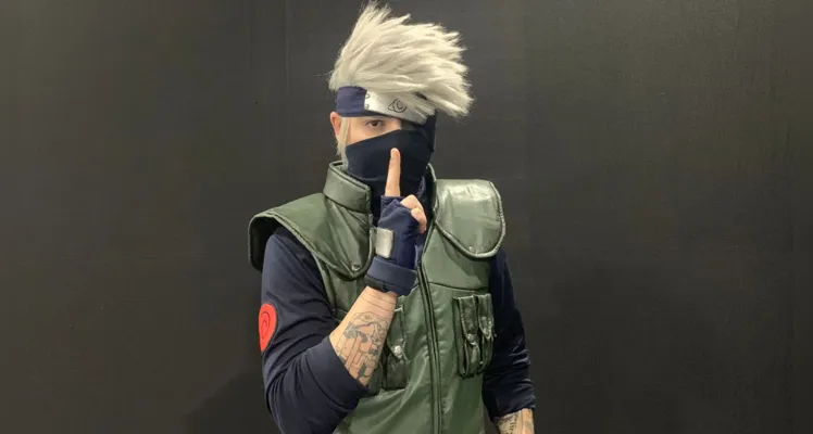 Cosplay do personagem Kakashi, do mangá 'Naruto'.