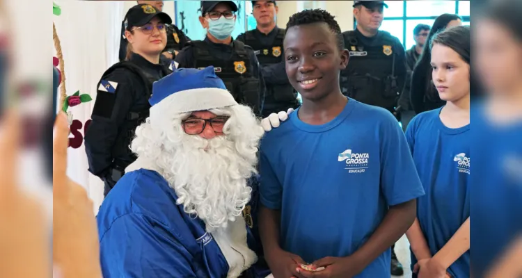 Crianças da escola municipal se divertiram com a presença do 'Guarda Noel'.