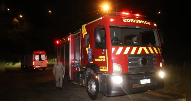 Auto Bomba Tanque Resgate (ABTR), do Corpo de Bombeiros, também esteve no local.