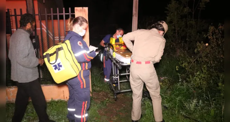 Vítima foi encaminhada pelos socorristas ao Hospital Regional Universitário.