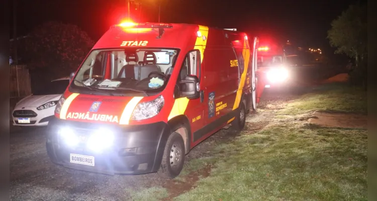 Equipes do Corpo de Bombeiros estiveram no local realizando os atendimentos necessários.