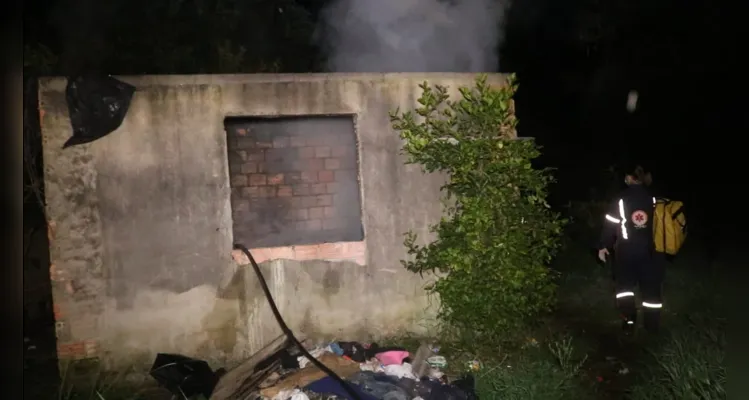 Residência teria quatro cômodos e incêndio teria começado em um dos locais.