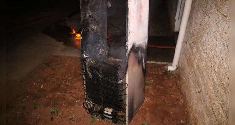 Uma geladeira também ficou danificada com o incêndio em residência.