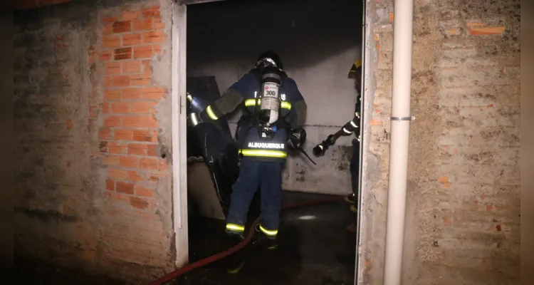 Agentes se mobilizaram para atender a ocorrência de incêndio.