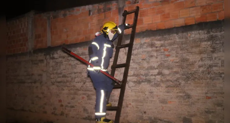 Equipe do Corpo de Bombeiros foi acionada para combater o incêndio em residência.