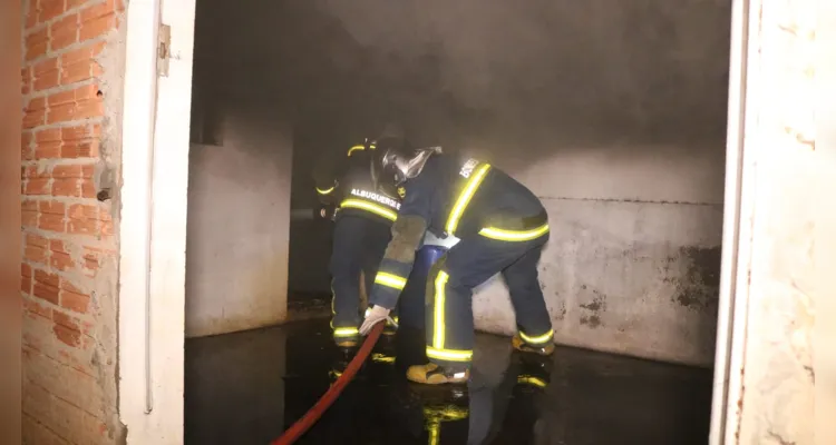 Agentes trabalharam em conjunto para conter as chamas do incêndio.