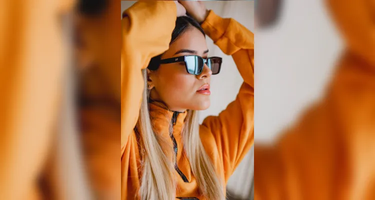Influenciadora Dany Rocha lança coleção de óculos