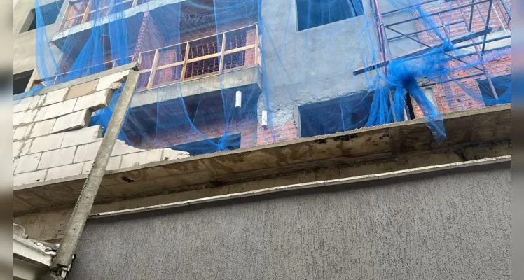 Queda do muro foi ocasionada pelo temporal que atingiu  a cidade nesta madrugada.