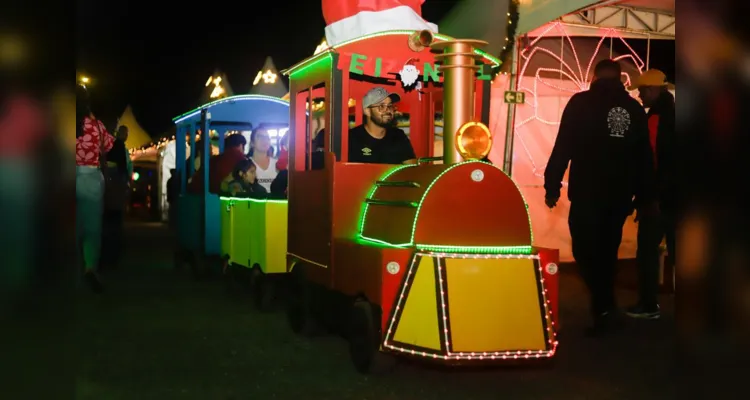 Pista de patinação no gelo é atração no 'Natal Encantado'