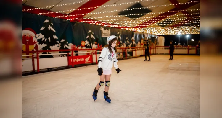 Pista de patinação no gelo com 300 m² é uma das atrações para o público.