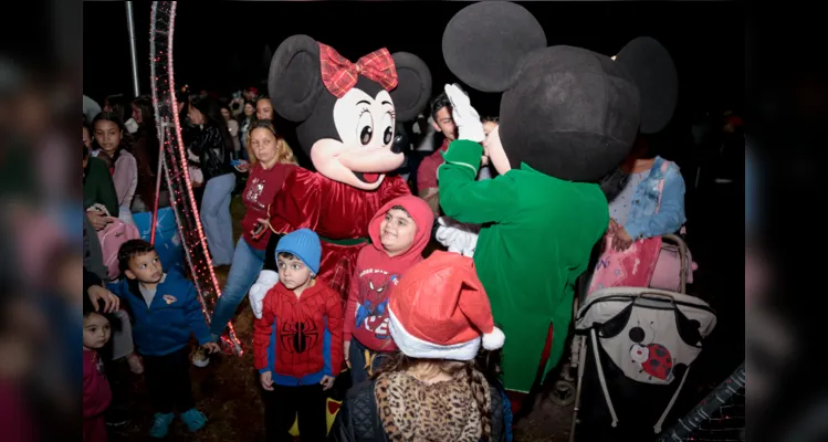 Pista de patinação no gelo é atração no 'Natal Encantado'