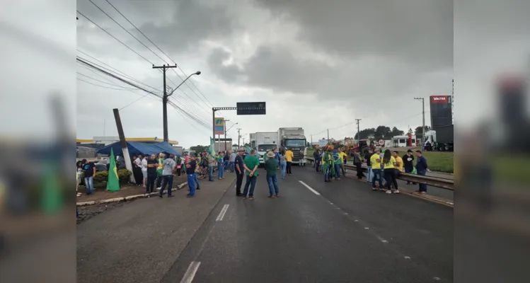 Manifestação tem 10 minutos de bloqueio e 10 minutos de trânsito liberado