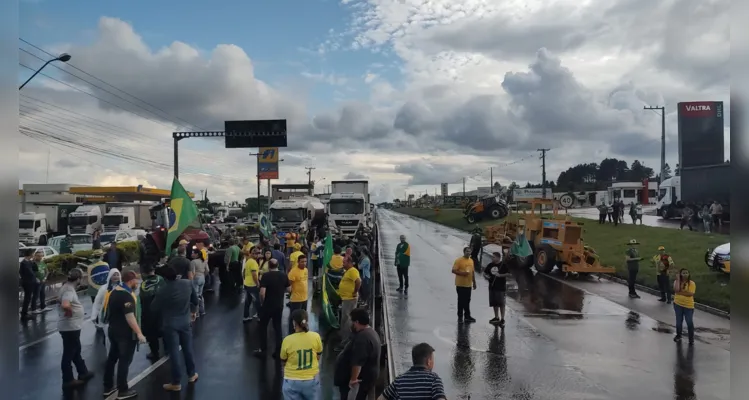 Caminhoneiros fecham trecho urbano da rodovia em PG