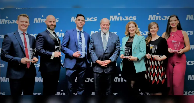 Ao centro o CEO do Mitacs, John Hepburn, e mais à direita Cristiane Maucoski, pesquisadora ponta-grossense.