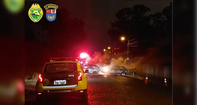 Vias da cidade foram bloqueadas com carros em chamas, dificultando os trabalhos dos policiais.