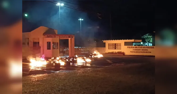 Ruas em frente ao 1º Batalhão também foram bloqueadas, dificultando a locomoção dos agentes de segurança.