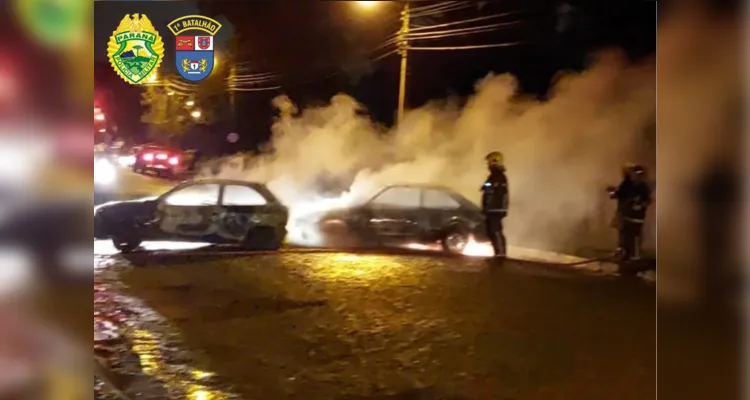 Carros em chamas foram utilizados no simulado, além de explosivos e disparos de festim.