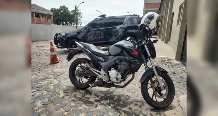 Uma motocicleta CB 300 também foi apreendida pelos agentes de segurança.