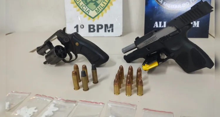 Foram apreendidas 55g de cocaína, duas armas 16 cartuchos de munição