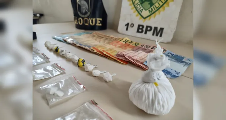 Polícia apreendeu 90 gramas de cocaína, uma balança de precisão e também R$ 822 em espécie.